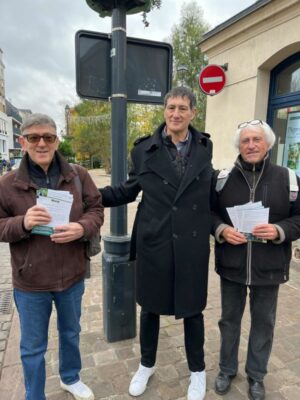 Distribution de notre invitation pour l’ atelier du 26 novembre « action sociale et solidarité ». Des échanges de qualité avec les habitants de notre commune.