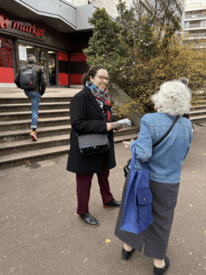 Distribution de notre invitation pour l’ atelier du 26 novembre « action sociale et solidarité ». Des échanges de qualité avec les habitants de notre commune.