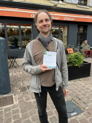 Distribution de notre invitation pour l’ atelier du 26 novembre « action sociale et solidarité ». Des échanges de qualité avec les habitants de notre commune.